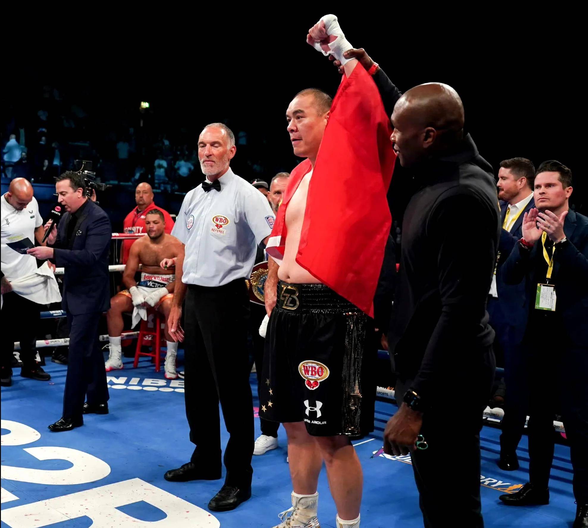 拳击场外新闻不断,话题热度爆表 拳击场外新闻不断,话题热度爆表