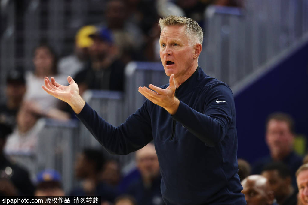 马刺翻盘魔术,库里点燃赛场 马刺翻盘魔术,库里点燃赛场